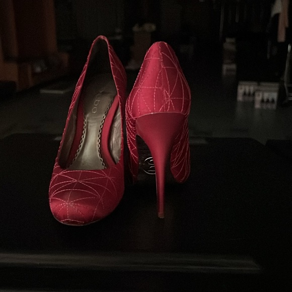 Bebe Hot Pink slightly platform heels, size 7 - Picture 2 of 3